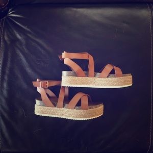 Adorable Patrizia flatforms- like new!